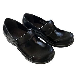 Dansko. Woman’s SZ 5.5-6 European 36 Professional Clog
Black shiny